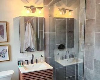 Speakeasy Queen Suite (Rm 3) - Nevada City - Bathroom