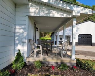 Beautiful Country Setting Welcome to Moberly Manor - Depauw - Patio