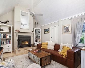 Hillview Historic Farmstay, in the Beautiful Yarramalong Valley Magical Views - Wyong - Living room