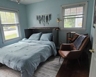 Charming, pet friendly 4-bedroom house, close to VT and downtown Blacksburg. - Blacksburg - Bedroom
