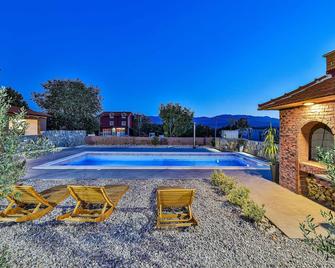 Beautiful home in Ugljane with WiFi - Ugljane - Piscina