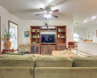 Cabin on 50-Acre Ranch in Palm City! - Palm City - Sala de estar