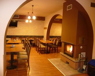 Restaurace Penzion A Na Zalozne - Kobylí - Restaurant
