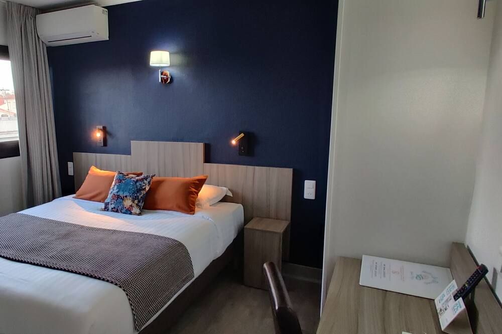 لوجي أوتل ليه بلويه - رويان - غرفة نوم