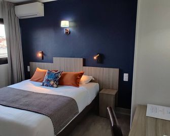 Logis Hotel Les Bleuets - Royan - Yatak Odası