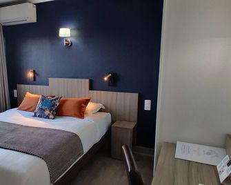 لوجي أوتل ليه بلويه - رويان - غرفة نوم