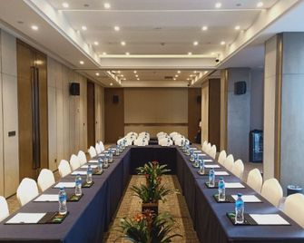 Zenith Hotel-Near Train Station & The Mixc - שיאמן - חדר ישיבות