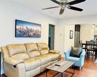 Campu Whole House - Cherry Hill - Living room