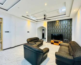 Trinco Town Family Guest House - Trincomalee - Living room