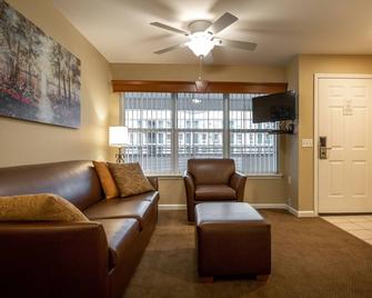 Carriage Place - Branson - Living room