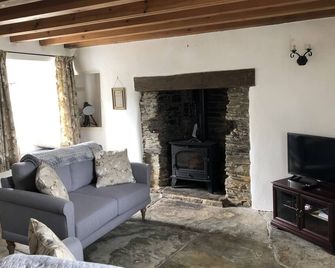Picture perfect cottage in rural Tintagel - Tintagel - Living room