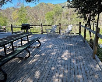 Sequoia Riverfront Cabins - Three Rivers - Pátio