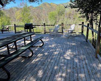 سيكويا فرونت كابينز - ثري ريفرس (كاليفورنيا) - شرفة مرصوفة