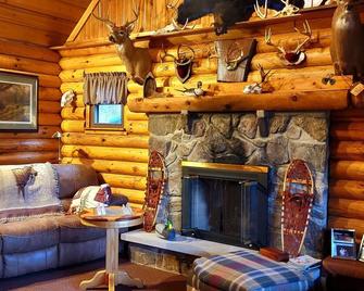 Camping at its finest! Bring your hunting party, sleeps 12ppl - Punxsutawney - Sala de estar