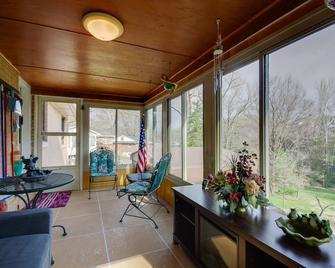 Charming Jefferson City Home 2 Mi to Downtown! - Jefferson City - Living room