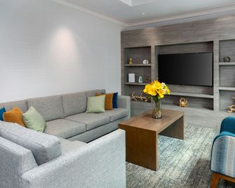 Staybridge Suites Miami Doral Area by IHG - Miami - Living room