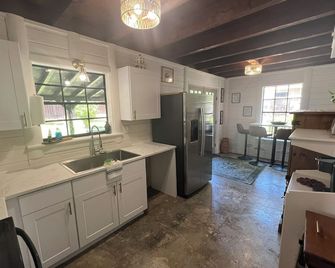 Newly Renovated Coastal Escape - Golf, Fishing, Dining Nearby - Diamondhead - Kitchen