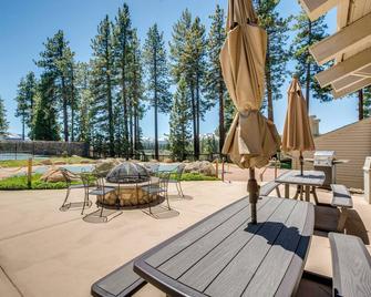 Hot Tub and Sauna Access Tahoe Area Home - Stateline - Innenhof