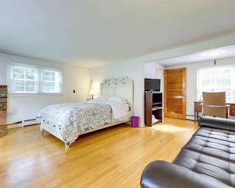 Coventry Lake Getaway with Yard Near UConn! - Coventry - Bedroom