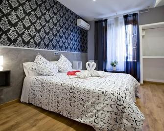 Hostal Noviciado - Madrid - Bedroom