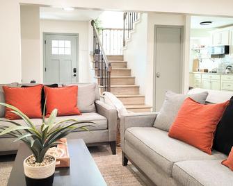 Relax Near Chattanooga at cozy Magdelaine House - Fort Oglethorpe - Living room