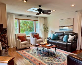 Charming home in the heart of Lake Country. - Oconomowoc - Huiskamer