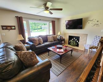 Upscale Private 5 Star Home For Families or Business Trips - Fairfield - Living room