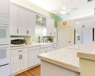 Pet-Friendly Fort Pierce Home with Screened Porch! - Fort Pierce - Kitchen