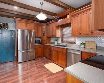 Mckennan Park Poolside Oasis - Sioux Falls - Kitchen