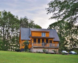 Pet Friendly Rental Cabin In The Heart Of Wine Country - Mount Airy - Building