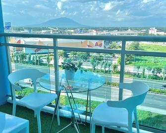 Blissful Haven at Azure North w/ Big TV Netflix Washer Wifi Bed & Sofabed - San Fernando - Balcony