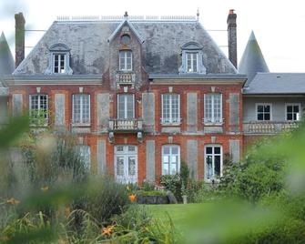 Family castle in the middle of its large wooded park. - Hugleville-en-Caux - Edificio