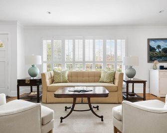 Charming Fort Sumter Cottage - Charleston - Living room
