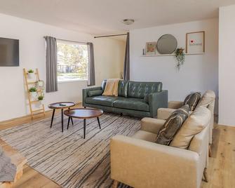 Copenhagen Cottage - Solvang - Living room
