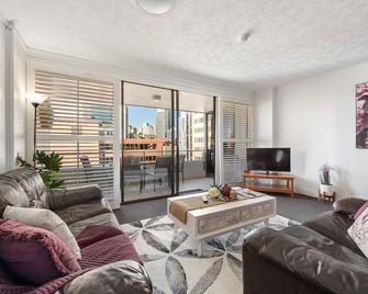 Amazing Astor Apartment ~ 5 Mins Brisbane Cbd - Brisbane - Living room