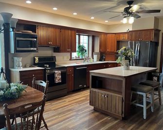 Pleasant Pines Estate welcomes you to our gorgeous panoramic view farmstead! - New Enterprise - Cucina