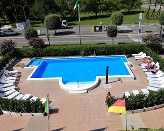 聖貝內德托酒店 - 佩斯基耶拉戴爾加達 - 佩斯基耶拉德加達 - 游泳池