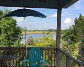 Charming Cottage on Scenic Bayou Bonfouca - Slidell - Balcony