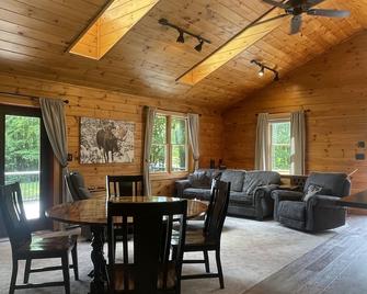Beautiful and wonderful location. Premier lVRBO host. - Sanbornton - Dining room