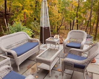 The Barn On Main is a Architectural Digest Quality historic building . - Manchester - Patio