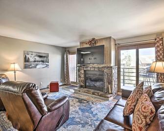 Condo with Balcony and Fireplace in Silverthorne! - Silverthorne - Living room