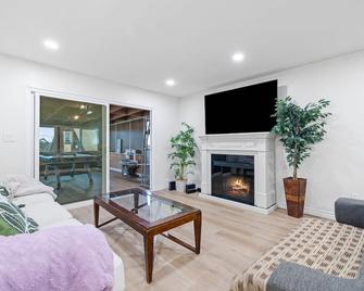 Entire 4BR house + game room + tree house + big backyard - San Diego - Sala de estar