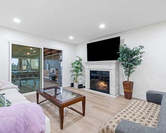 Entire 4BR house + game room + tree house + big backyard - 聖地亞哥 - 客廳
