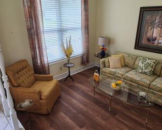 Spacious Terracotta Brick One Level W/Screened In Porch. Free wi-fi. - Gardendale - Living room