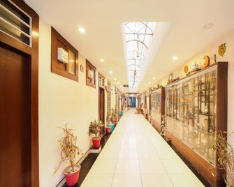 Hotel O New Om Palace - Bhopal - Pasillo