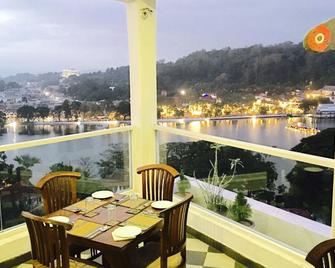 Kandy Supreme Hotel - Kandy - Balcony