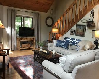 Cozy mountainside retreat with lake access to recharge or relax! Kayaks, canoes - Drums - Sala de estar