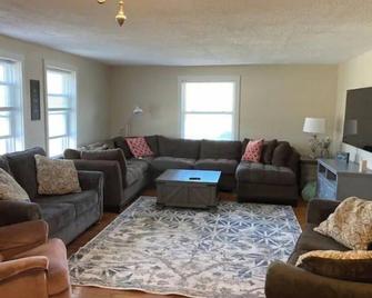 Peaceful & Serene 120 Acre Mountain Farm Retreat - Mansfield - Living room