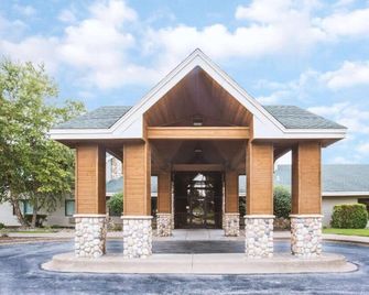 Super Davenport Inn & Suite - Davenport - Budova