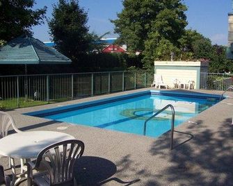 Recreation Inn and Suites Kelowna - Kelowna - Πισίνα